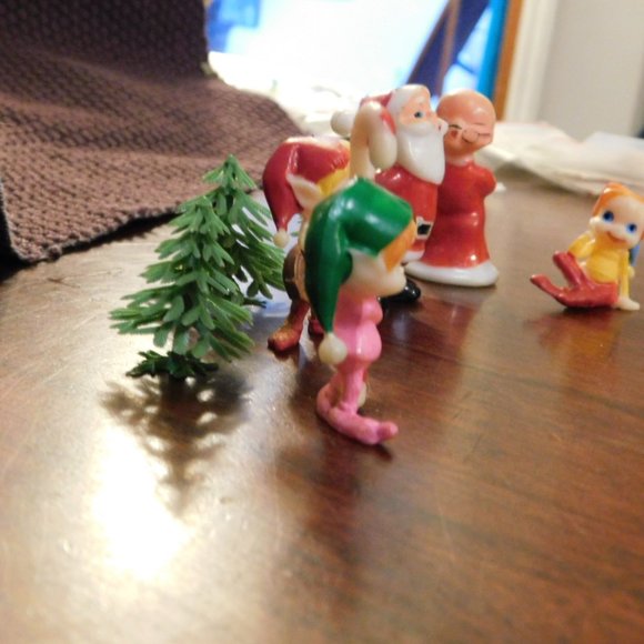 Mr and Mrs Claus with their Elves Set Small Figure Characters Vintage - Picture 6 of 7